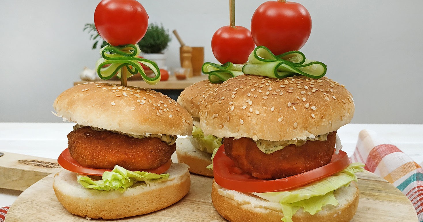 Burger με ρολό μπακαλιάρου, μαρούλι iceberg, sauce tartare και skin potatoes