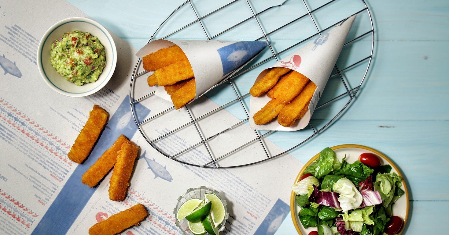 Fish sticks χωρίς γλουτένη στο φούρνο, με δροσερό γουακαμόλε