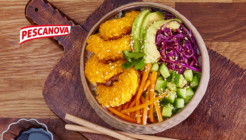 Buddha bowl με γαρίδες πανέ, ρύζι ατμού, τραγανά λαχανικά, φρέσκο αβοκάντο, σος teriyaki και σουσάμι