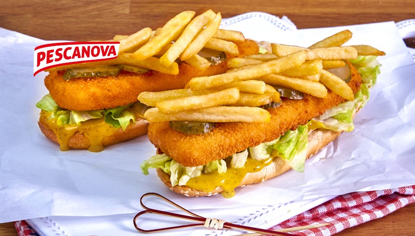 Σάντουιτς ανοιχτό με σνίτσελ φιλέτο μπακαλιάρου (παναρισμένο), πίκλες αγγούρι και μουστάρδα με μέλι