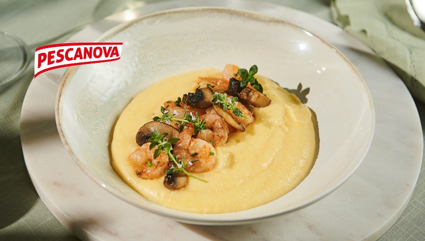 Μαριναρισμένες γαρίδες ή γάμπαρη, με μανιτάρια και κρεμώδη πολέντα