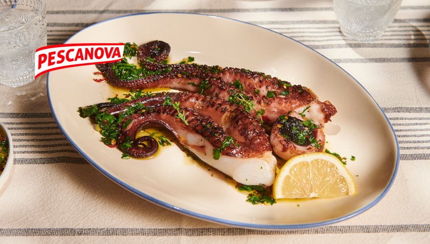 Χταποδάκι στη σχάρα, με πικάντικη σάλτσα chimichurri.